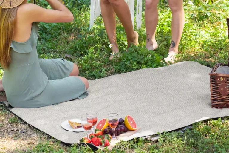 2 MIN ELEVATE YOUR OUTDOOR EXPERIENCE WITH THE PERFECT PICNIC BAG AND BLANKET